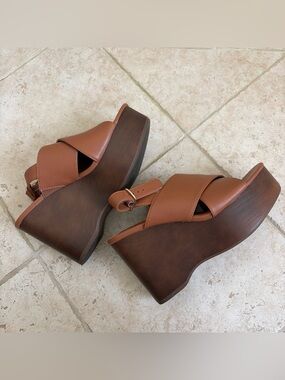 Universal Thread Brown Tan Platform Wedge Sandals Size 7.5